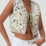 Kort damesgilet met bloemenprint en een striksluiting aan de voorkant, gemaakt van lichtgewicht stof voor een stijlvolle en vrouwelijke look.