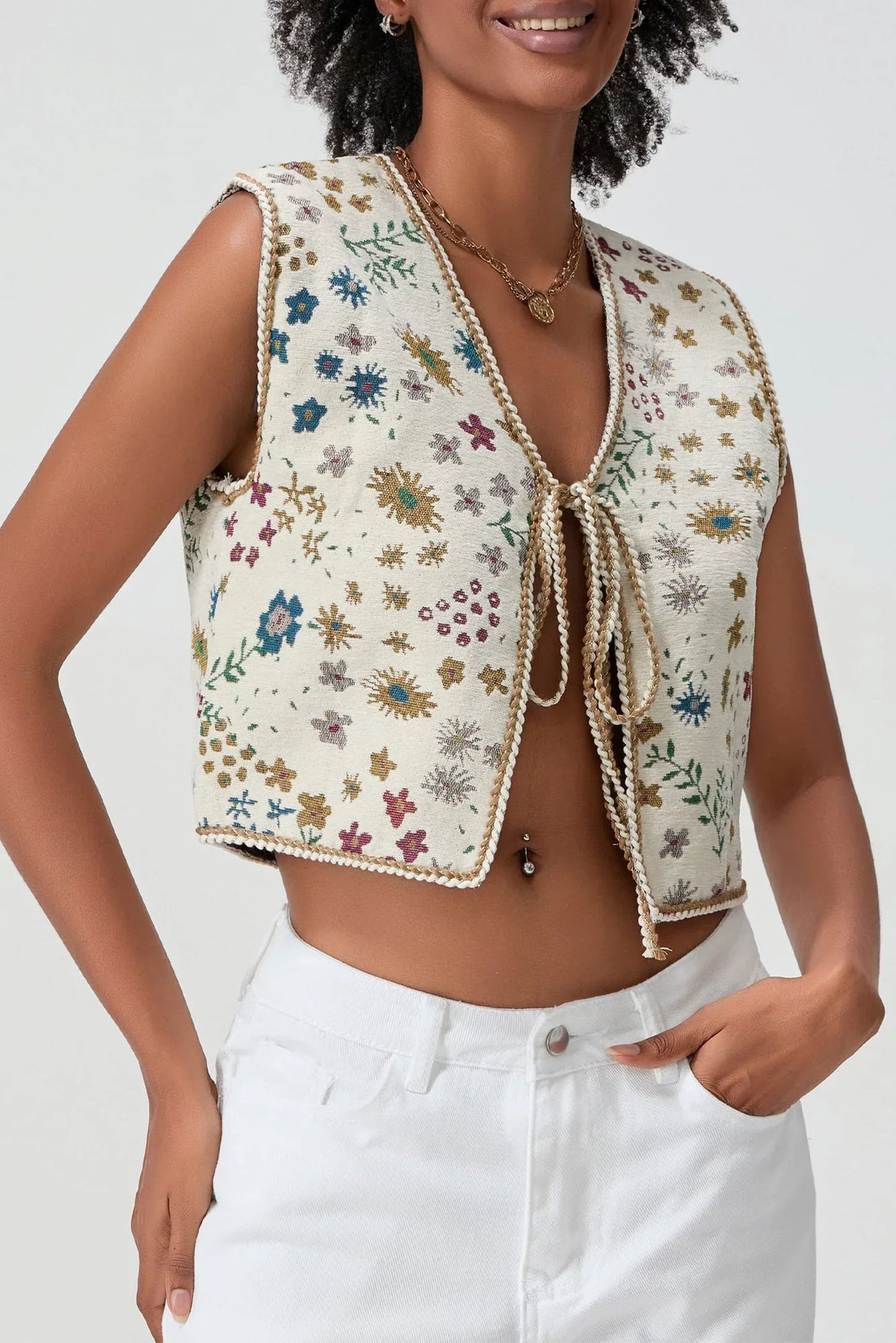 Kort damesgilet met bloemenprint en een striksluiting aan de voorkant, gemaakt van lichtgewicht stof voor een stijlvolle en vrouwelijke look.