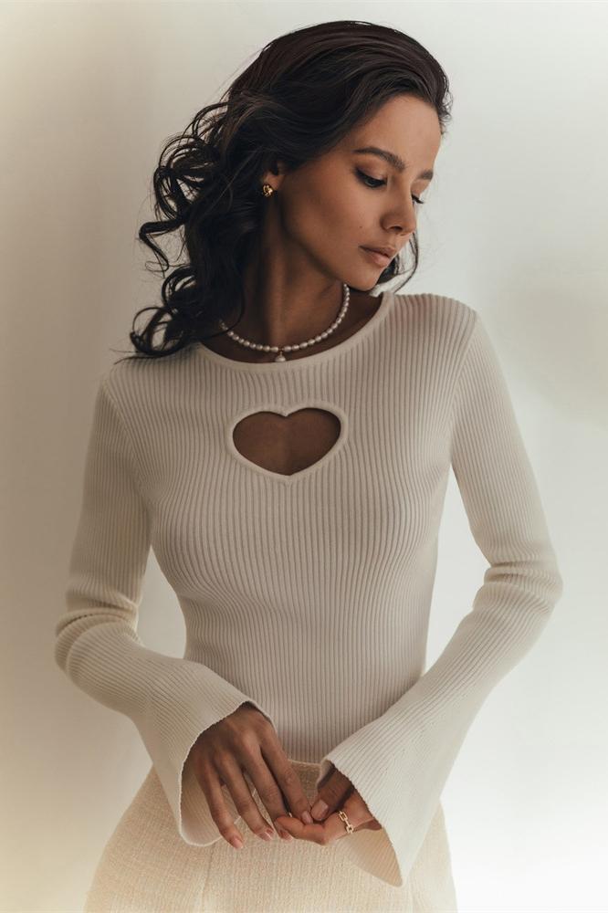 Nauwsluitende dames top met lange mouwen en een opvallende hartvormige halsuitsnijding, gemaakt van stretchy stof voor een elegante en flatterende pasvorm.