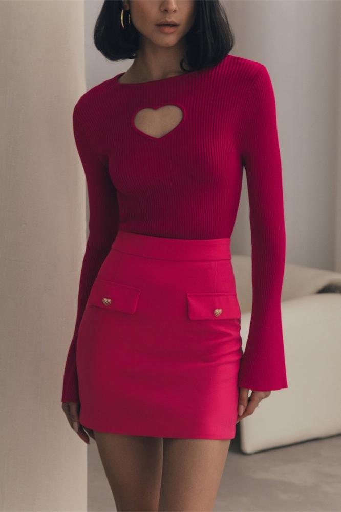 Nauwsluitende dames top met lange mouwen en een opvallende hartvormige halsuitsnijding, gemaakt van stretchy stof voor een elegante en flatterende pasvorm.