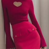 Nauwsluitende dames top met lange mouwen en een opvallende hartvormige halsuitsnijding, gemaakt van stretchy stof voor een elegante en flatterende pasvorm.