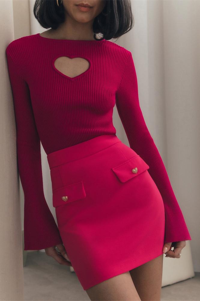 Nauwsluitende dames top met lange mouwen en een opvallende hartvormige halsuitsnijding, gemaakt van stretchy stof voor een elegante en flatterende pasvorm.