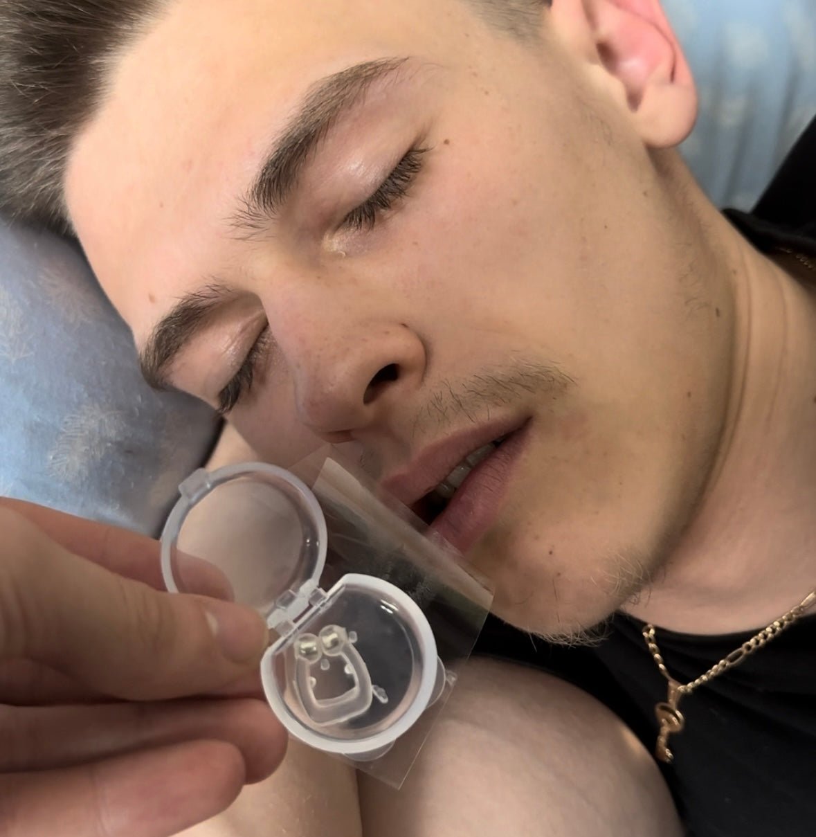 Snurk Stopper – Transparante anti-snurk neusclip in opbergdoosje, ontworpen voor comfortabel gebruik tijdens de nacht om snurken te verminderen.