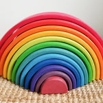 Houten Regenboog Stapelaar Montessori speelgoed voor kinderen – stimuleert creativiteit, motorische vaardigheden en kleurherkenning op een veilige en educatieve manier.