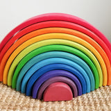 Houten Regenboog Stapelaar Montessori speelgoed voor kinderen – stimuleert creativiteit, motorische vaardigheden en kleurherkenning op een veilige en educatieve manier.