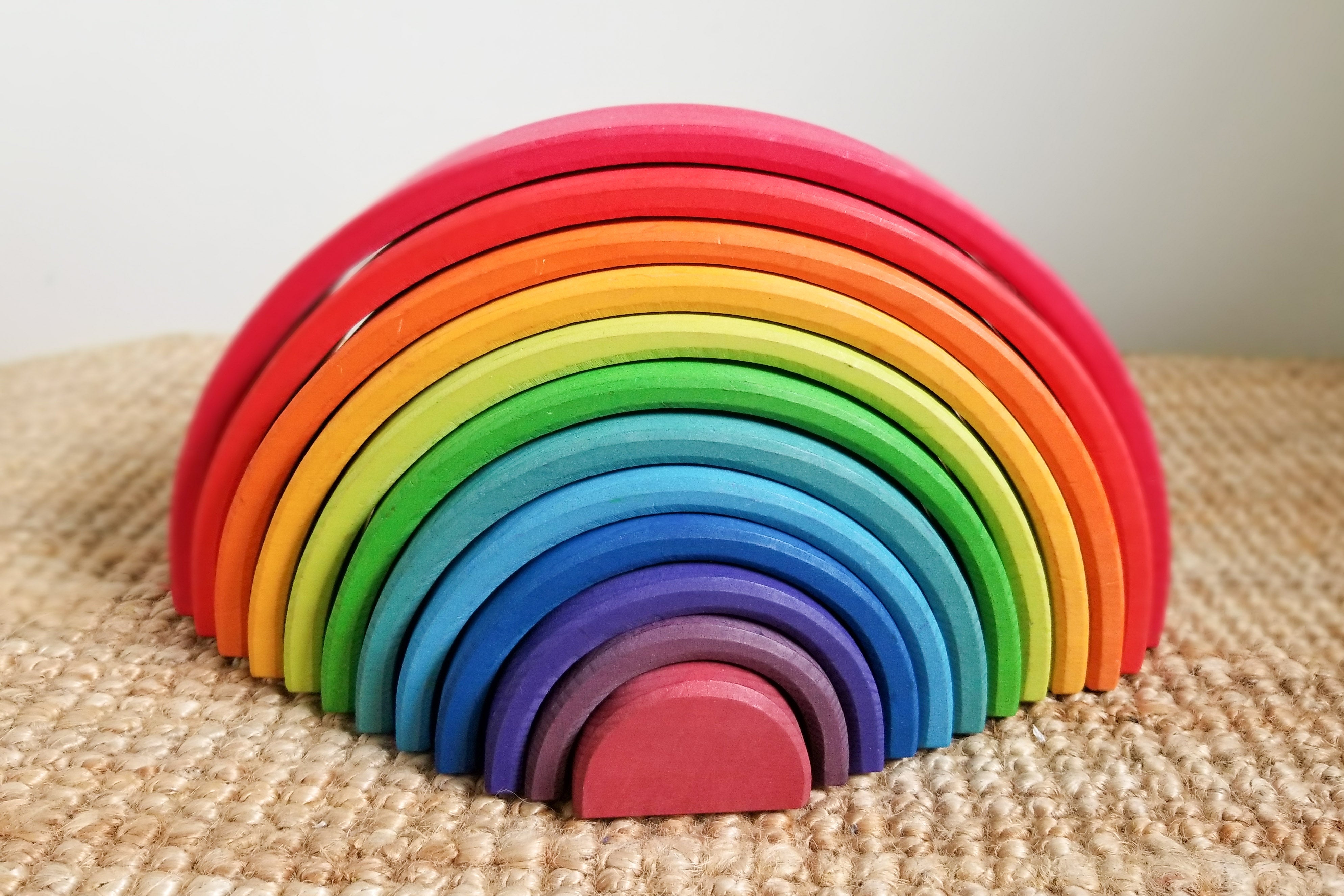 Houten Regenboog Stapelaar Montessori speelgoed voor kinderen – stimuleert creativiteit, motorische vaardigheden en kleurherkenning op een veilige en educatieve manier.