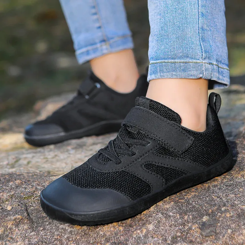 FlexiFeet antislip barefoot kinderschoenen – flexibele, ademende materialen met veilige gripzool voor natuurlijke voetbeweging en comfortabel speelplezier.