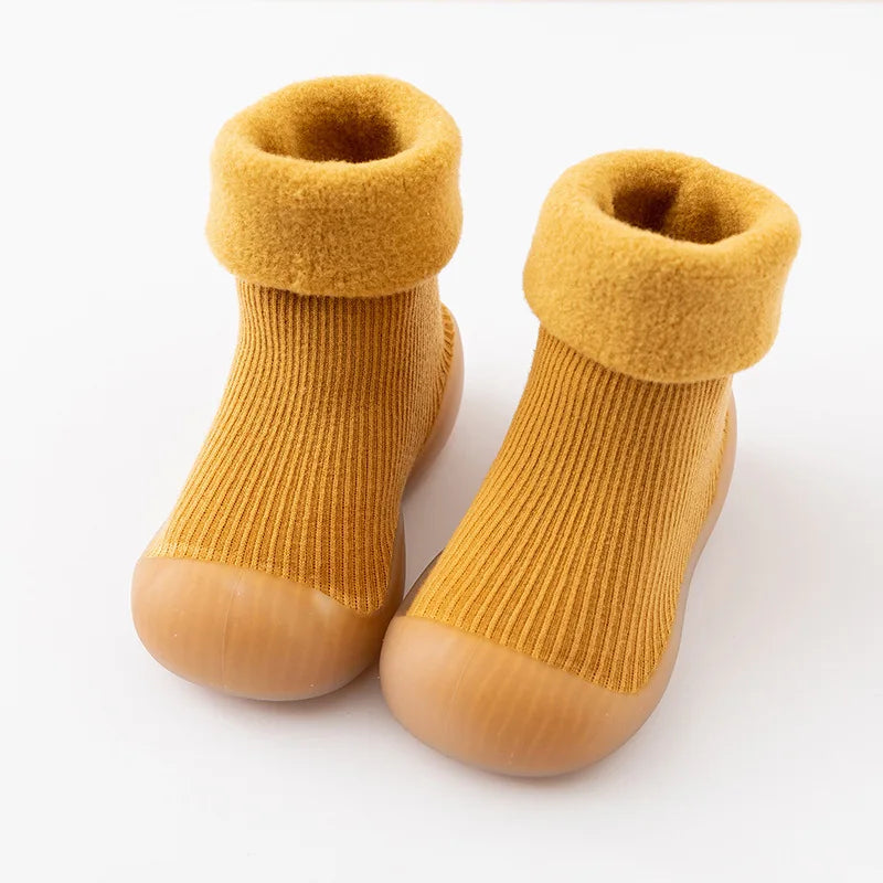 MiniKicks anti-slip peuter sokschoenen – zachte, rekbare stof met gripzool voor optimale veiligheid en comfort tijdens het spelen.