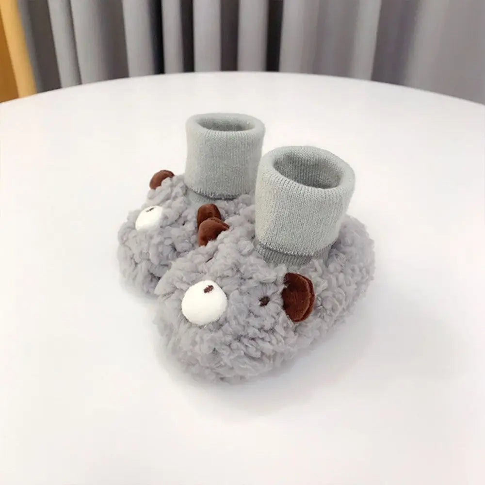 CuddleBear zachte baby slofjes met schattig beertjesmotief – warme, comfortabele en veilige slofjes voor kleine voetjes.