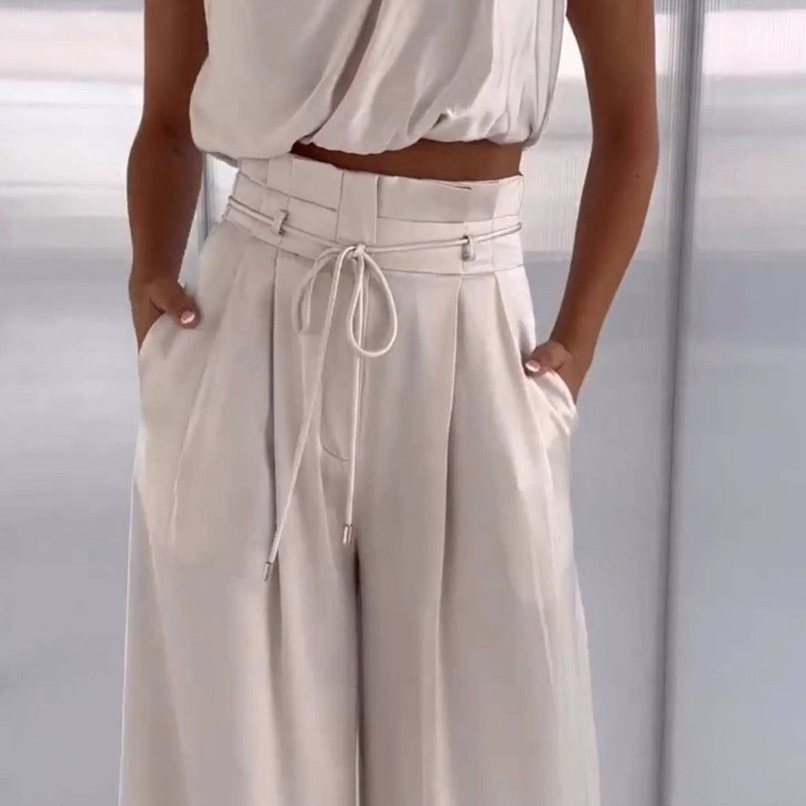 Tweedelige Set met Gedrapeerde Top en Wijde Broek
