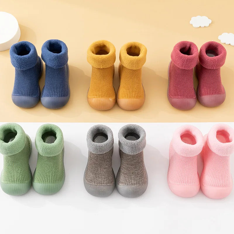 MiniKicks anti-slip peuter sokschoenen – zachte, rekbare stof met gripzool voor optimale veiligheid en comfort tijdens het spelen.