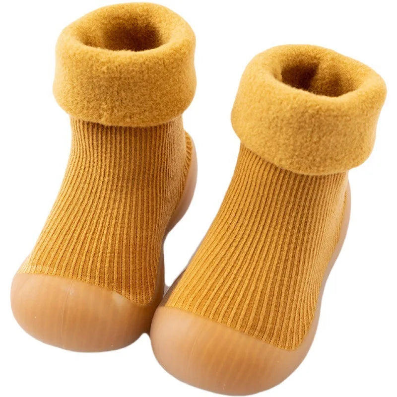MiniKicks anti-slip peuter sokschoenen – zachte, rekbare stof met gripzool voor optimale veiligheid en comfort tijdens het spelen.