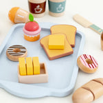Montessori Picnic Set – interactief ontbijt- en picknickspeelgoed voor kinderen met realistische etenswaren, houten onderdelen en leerzame speelelementen.