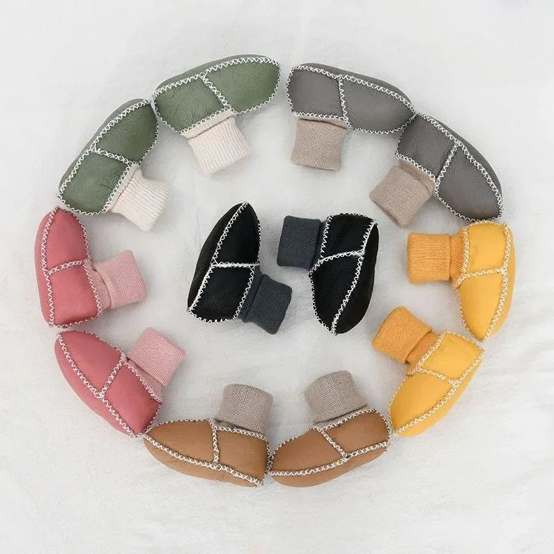 MiniKicks warme en knusse baby slofjes – zachte, gevoerde stof en comfortabele pasvorm voor kleine voetjes.