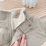 CozyWool fleece jas van zacht lamswol, superwarm en comfortabel – ideale buitenlaag voor koude dagen en dagelijkse avonturen.