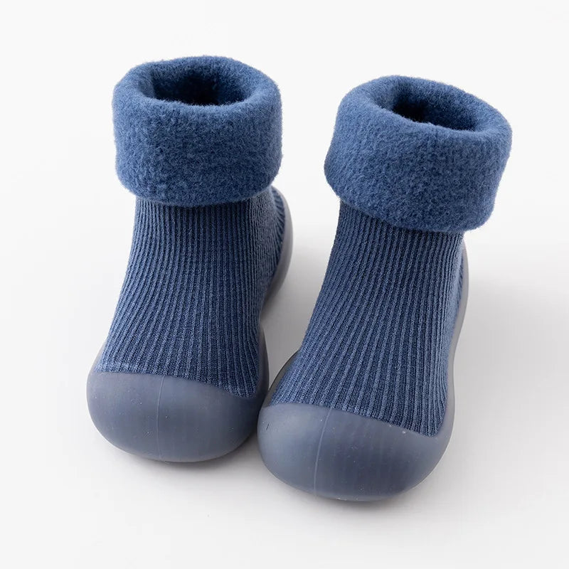 MiniKicks anti-slip peuter sokschoenen – zachte, rekbare stof met gripzool voor optimale veiligheid en comfort tijdens het spelen.