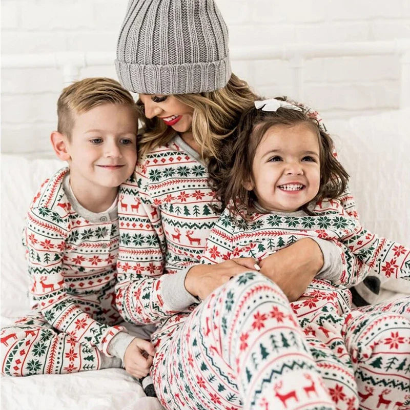 SantaSleep gezins kerstpyjama set – zachte, comfortabele stof, feestelijk ontwerp en perfecte match voor gezellige kerstnachten.