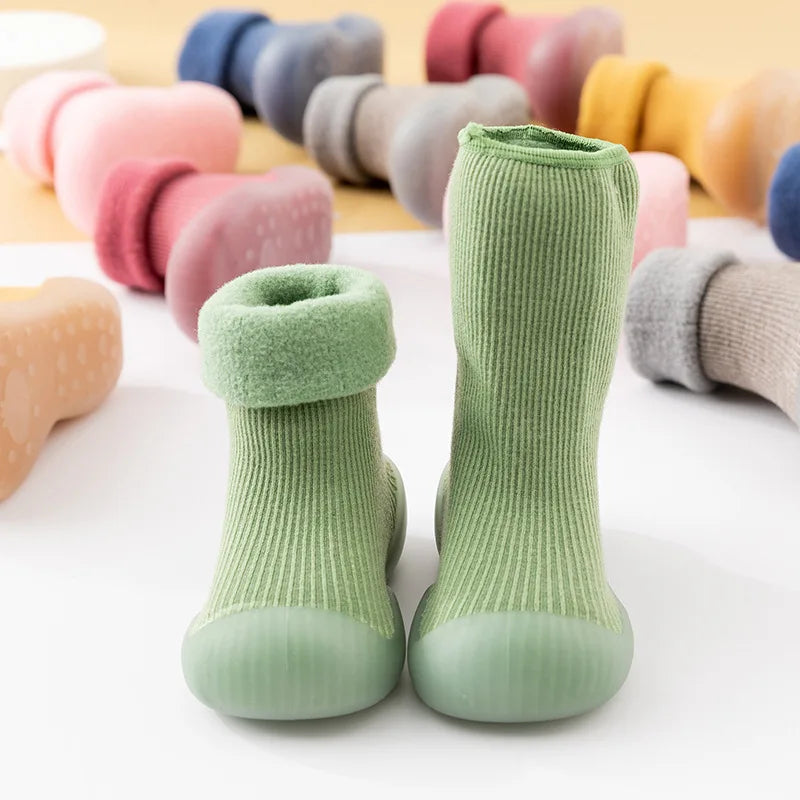 MiniKicks anti-slip peuter sokschoenen – zachte, rekbare stof met gripzool voor optimale veiligheid en comfort tijdens het spelen.