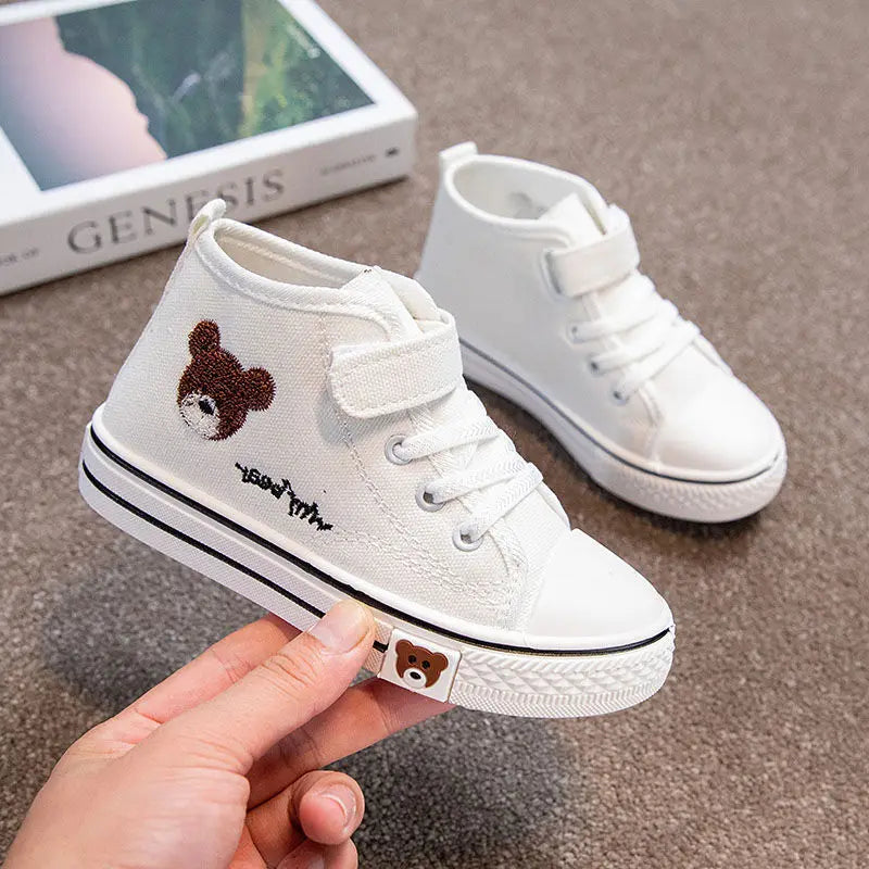 AirSteps ademende en luchtige kindersneakers – lichte, comfortabele schoenen die de voeten koel houden tijdens actief spelen en dagelijks gebruik.