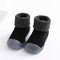 MiniKicks anti-slip peuter sokschoenen – zachte, rekbare stof met gripzool voor optimale veiligheid en comfort tijdens het spelen.