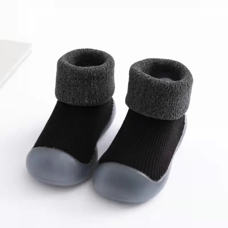 MiniKicks anti-slip peuter sokschoenen – zachte, rekbare stof met gripzool voor optimale veiligheid en comfort tijdens het spelen.
