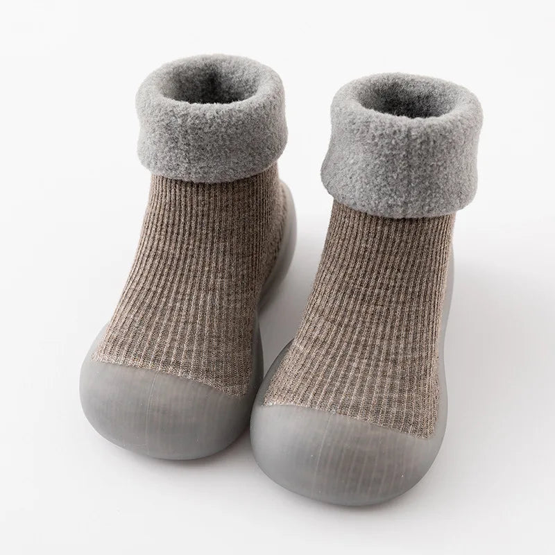 MiniKicks anti-slip peuter sokschoenen – zachte, rekbare stof met gripzool voor optimale veiligheid en comfort tijdens het spelen.