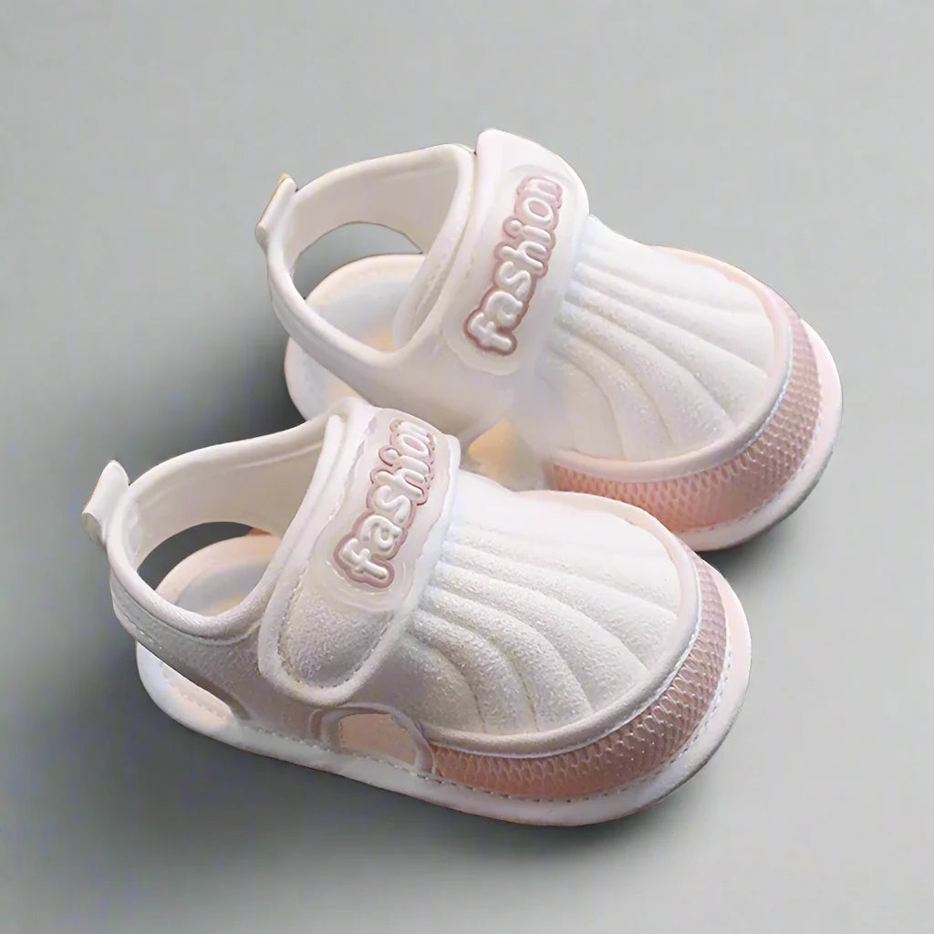 HappyFeet baby zomersandalen – lichtgewicht, ademend materiaal met antislipzool voor veilige en comfortabele eerste stapjes.