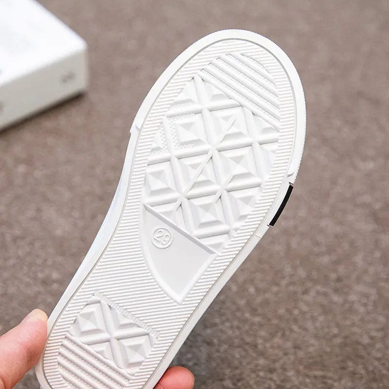 AirSteps ademende en luchtige kindersneakers – lichte, comfortabele schoenen die de voeten koel houden tijdens actief spelen en dagelijks gebruik.