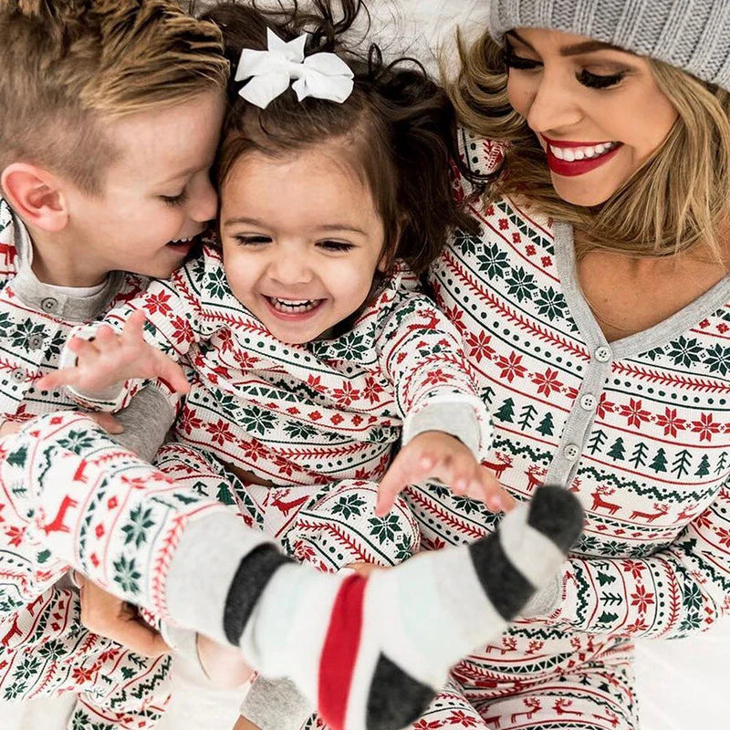 SantaSleep gezins kerstpyjama set – zachte, comfortabele stof, feestelijk ontwerp en perfecte match voor gezellige kerstnachten.