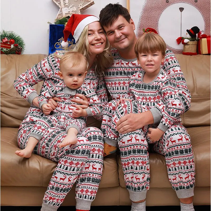 SantaSleep gezins kerstpyjama set – zachte, comfortabele stof, feestelijk ontwerp en perfecte match voor gezellige kerstnachten.