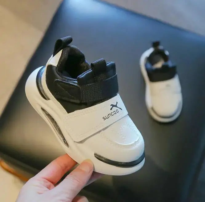 TinyWalk kindersneakers met klittenbandsluiting, lichte en flexibele zool – comfortabel en makkelijk aan- en uit te trekken voor actieve kinderen.