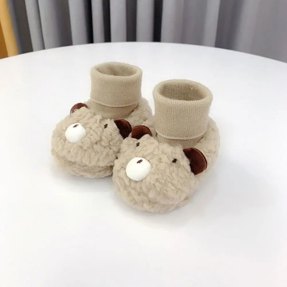 CuddleBear zachte baby slofjes met schattig beertjesmotief – warme, comfortabele en veilige slofjes voor kleine voetjes.