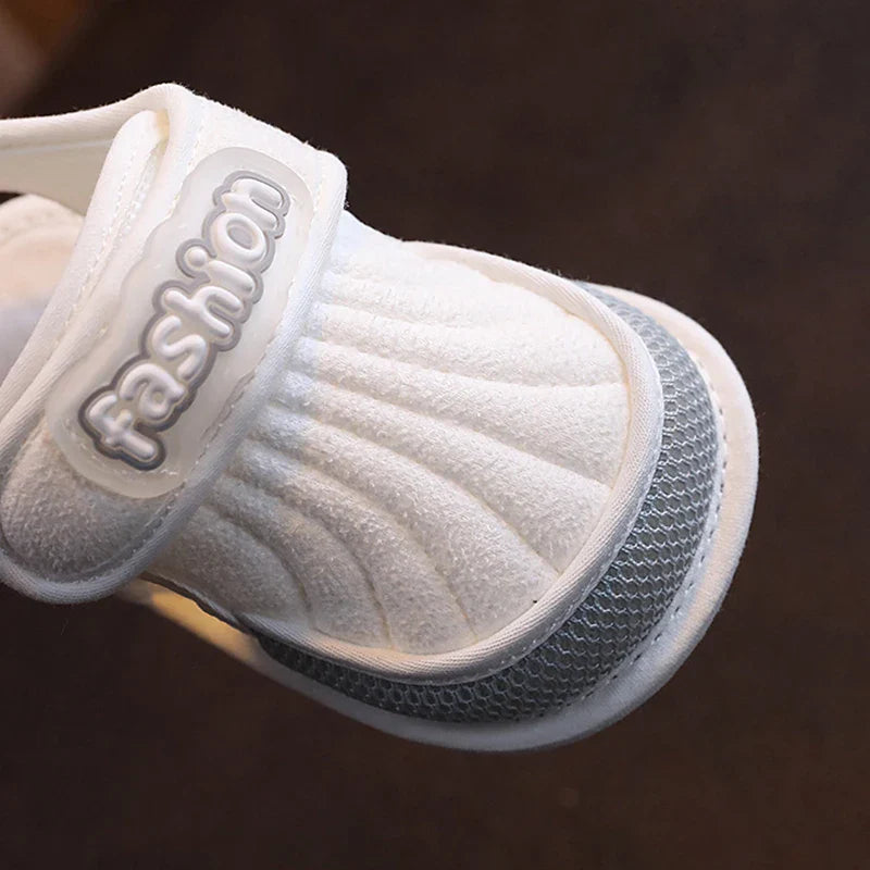 HappyFeet baby zomersandalen – lichtgewicht, ademend materiaal met antislipzool voor veilige en comfortabele eerste stapjes.
