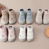 Cozy Step baby barefoot sokschoentjes – zachte, rekbare stof met antislipzool voor comfort, veiligheid en natuurlijke voetontwikkeling.