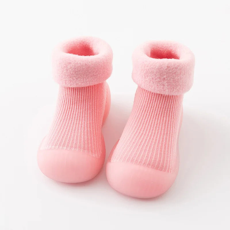 MiniKicks anti-slip peuter sokschoenen – zachte, rekbare stof met gripzool voor optimale veiligheid en comfort tijdens het spelen.