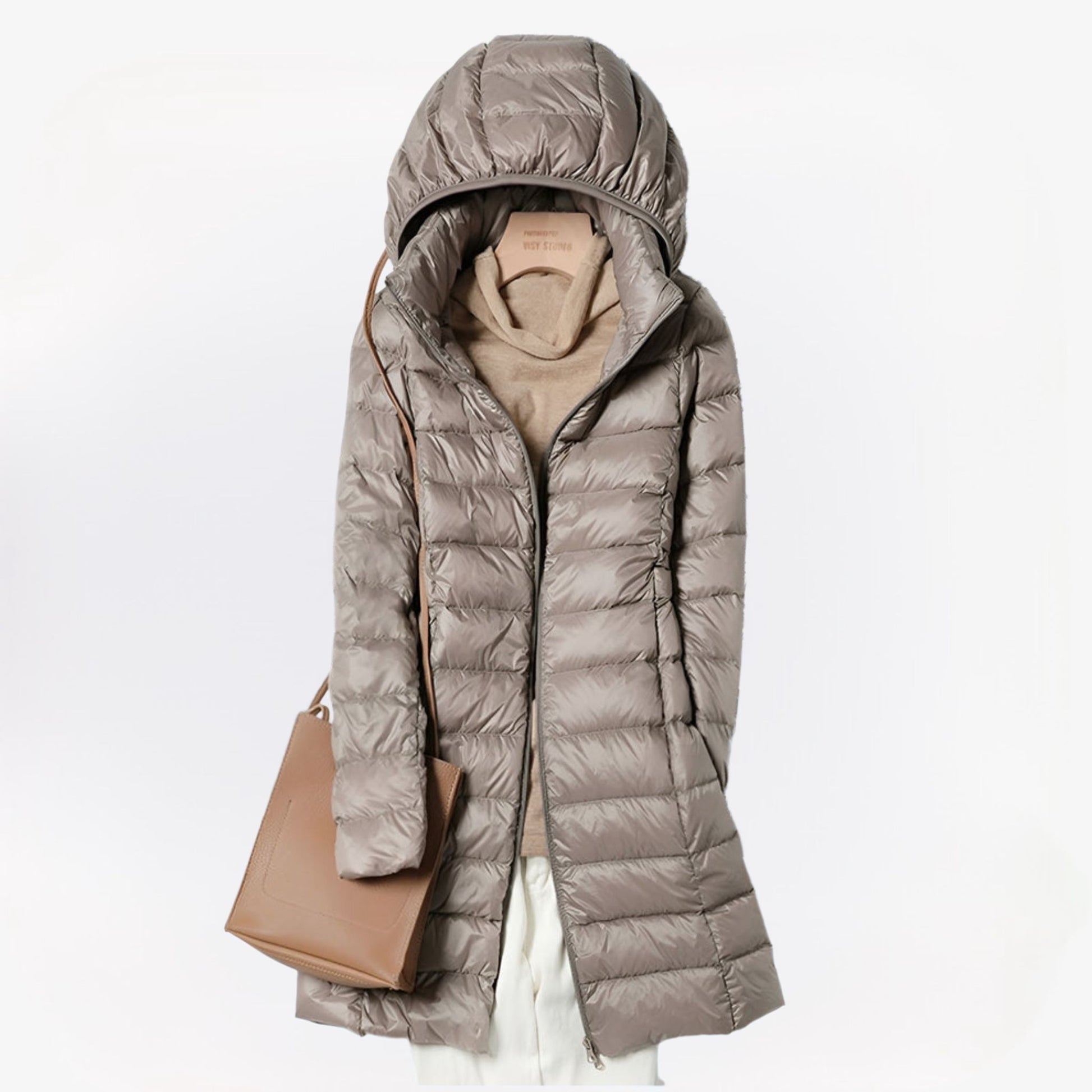 Lange dames winterjas in diverse kleuren – warme gevoerde stof, elegante pasvorm en perfecte bescherming tegen kou.