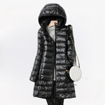 Lange dames winterjas in diverse kleuren – warme gevoerde stof, elegante pasvorm en perfecte bescherming tegen kou.
