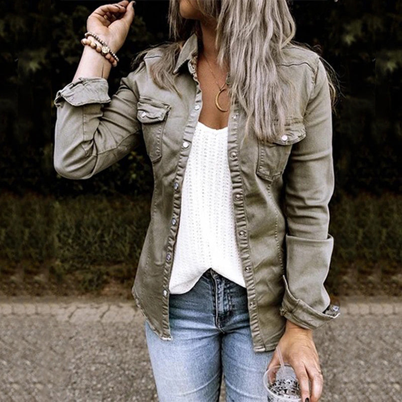 Lorena stijlvol spijkerjasje voor dames, met klassieke kraag, borstzakken en een moderne pasvorm – perfect voor casual en trendy looks.