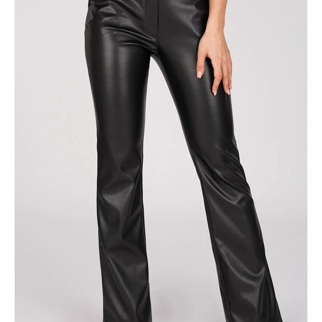 Stijlvolle leren flare broek voor dames van soepel imitatieleer met hoge taille, flatterende pasvorm en trendy, edgy look.