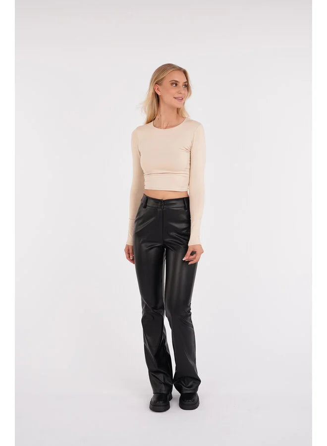 Stijlvolle leren flare broek voor dames van soepel imitatieleer met hoge taille, flatterende pasvorm en trendy, edgy look.