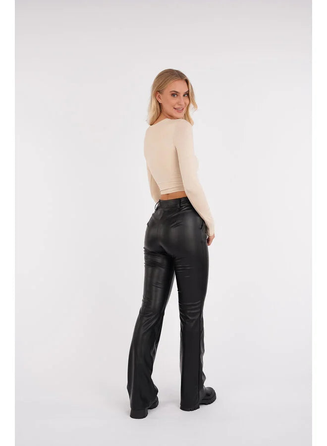 Stijlvolle leren flare broek voor dames van soepel imitatieleer met hoge taille, flatterende pasvorm en trendy, edgy look.