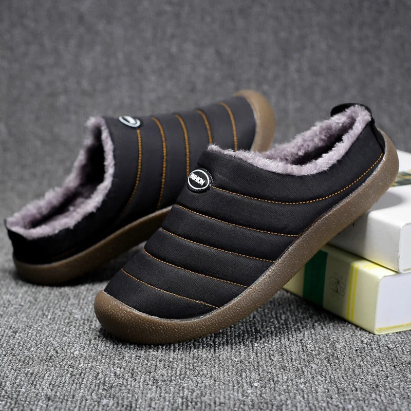 WarmStep herenpantoffels – gevoerde, zachte stof en comfortabele pasvorm voor warme voeten en ultiem draagcomfort.