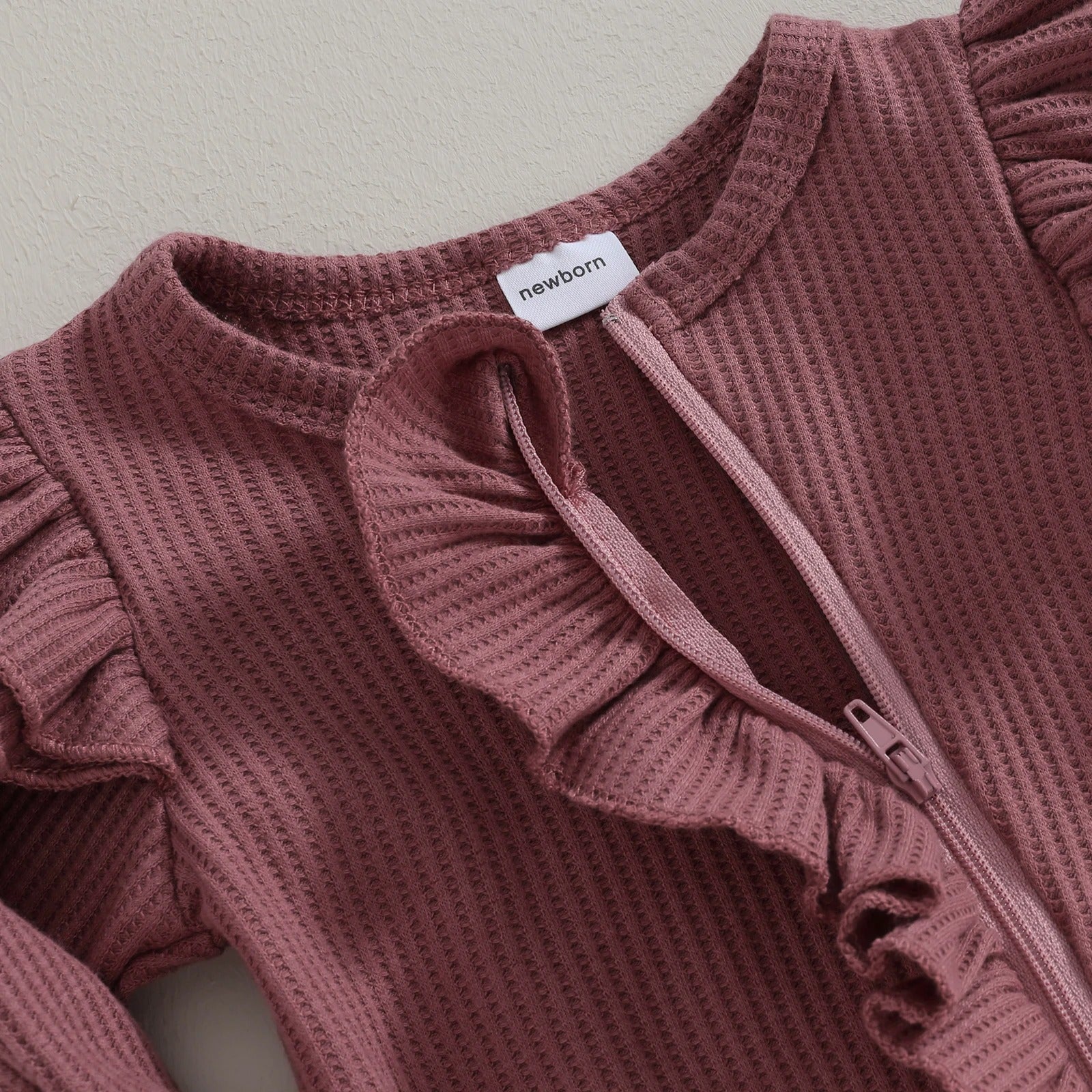 Lina Ruffle babypak – zachte jumpsuit voor baby’s met speelse ruches en comfortabele pasvorm, ideaal voor dagelijks gebruik en speciale gelegenheden.