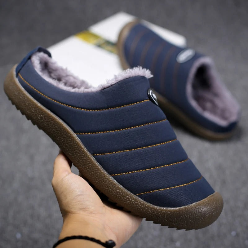WarmStep herenpantoffels – gevoerde, zachte stof en comfortabele pasvorm voor warme voeten en ultiem draagcomfort.