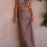 Elegante Satijnen Maxi Jurk met Hoge Hals en Mouwloos Design