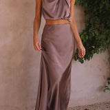 Elegante Satijnen Maxi Jurk met Hoge Hals en Mouwloos Design