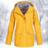 Roze Regenjas met Gestreepte Capuchon