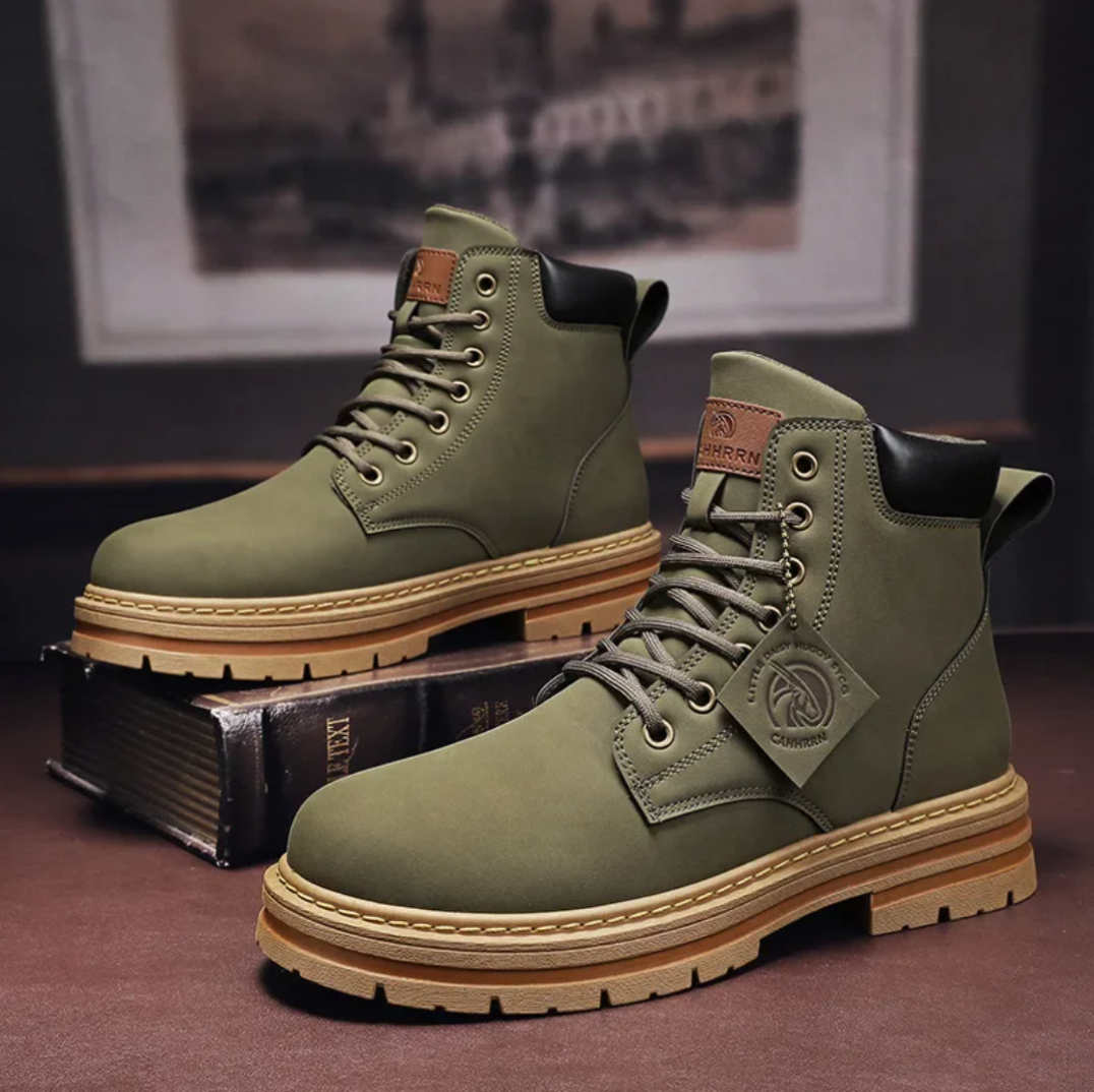 TimberBoots – Comfortabele leren veterlaarzen voor heren, ideaal voor dagelijks gebruik. Robuust ontwerp met stevige grip en stijlvol uiterlijk, perfect voor zowel casual als outdoor activiteiten. Duurzame leren bovenkant en ademende binnenvoering voor optimaal comfort.