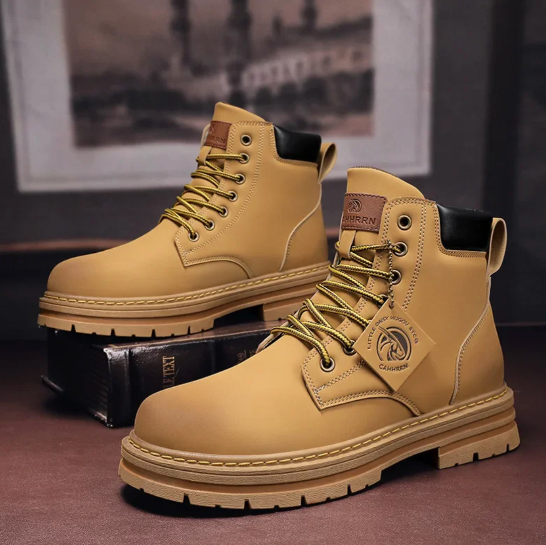 TimberBoots – Comfortabele leren veterlaarzen voor heren, ideaal voor dagelijks gebruik. Robuust ontwerp met stevige grip en stijlvol uiterlijk, perfect voor zowel casual als outdoor activiteiten. Duurzame leren bovenkant en ademende binnenvoering voor optimaal comfort.