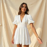 Nola – Elegante geborduurde bloemjurk voor vrouwen met verfijnde details en een romantisch silhouet, perfect voor lente- en zomerdagen.